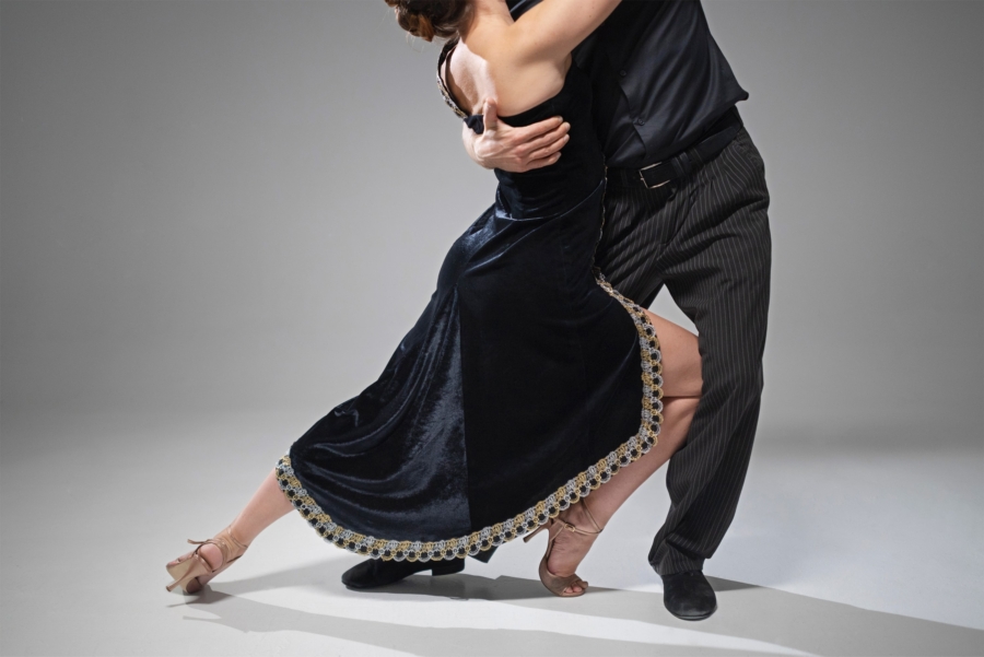 attractive-elegant-people-dancing-tango-min