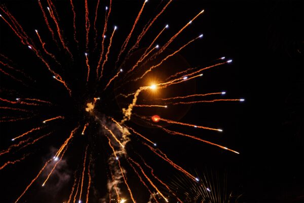 fireworks-fly-like-arrows-night-sky 5-min