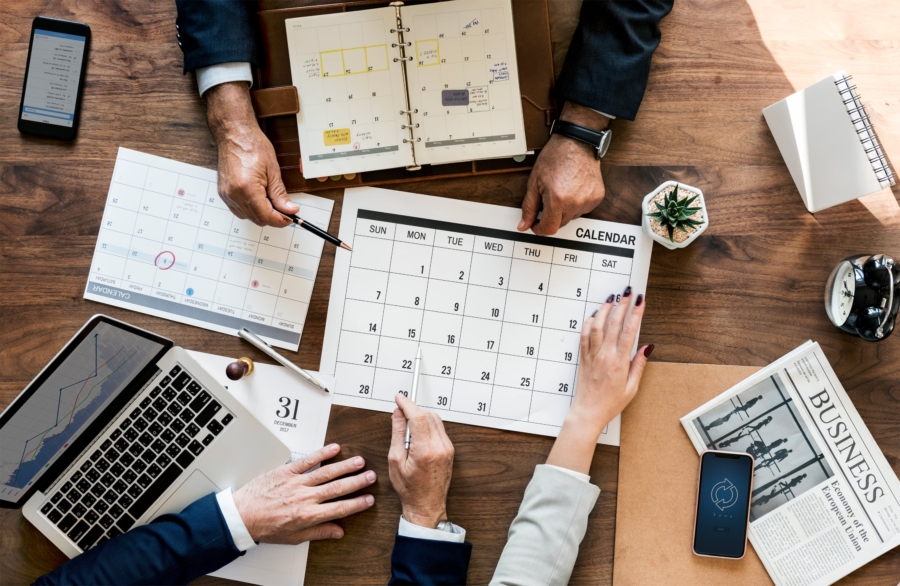 gruppe-geschaeftsleute-haben-meeting-min