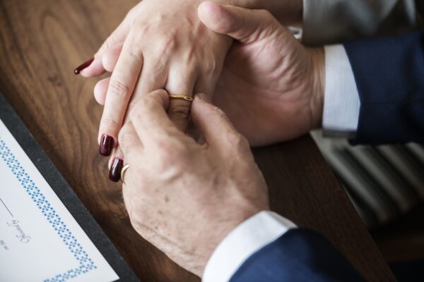 married-elderly-couple-with-rings-min